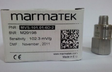 Marmatek MVS-101.01-6D-2 etiketli kutu ve yanında paslanmaz çelik titreşim sensörü