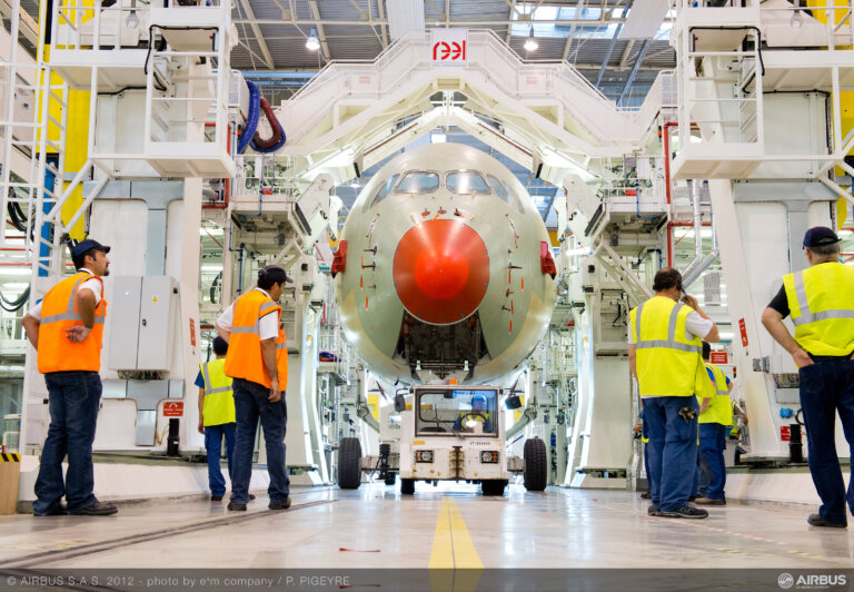 A350 XWB gövde bölümünün final montaj hattında taşınması