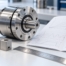 Laboratuvar tezgâhında tork sensörü, yük hücresi, cetvel ve datasheet